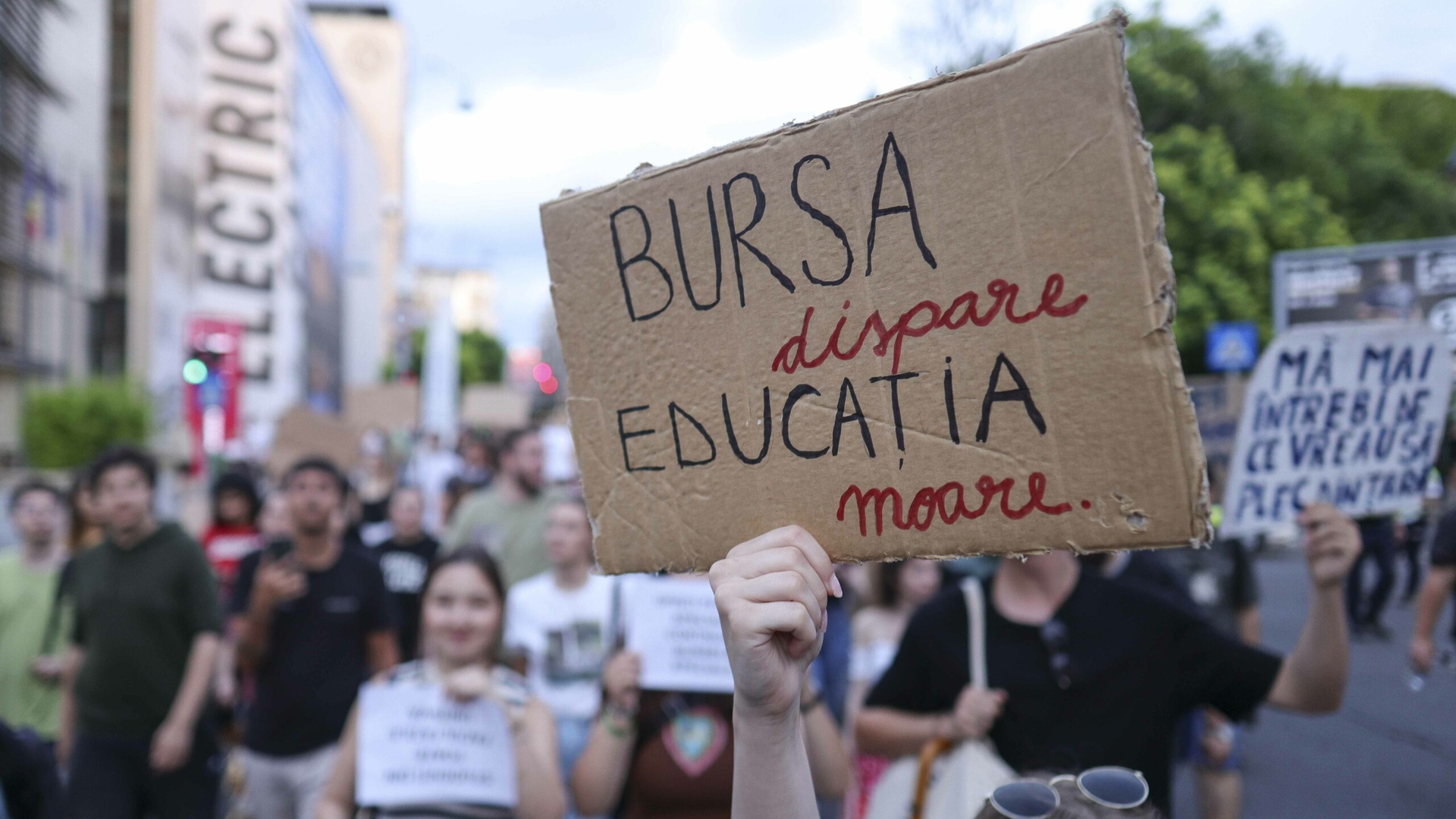 S-au majorat bursele! Cine va încasa suma de 3.700 de lei din anul școlar 2025-2026