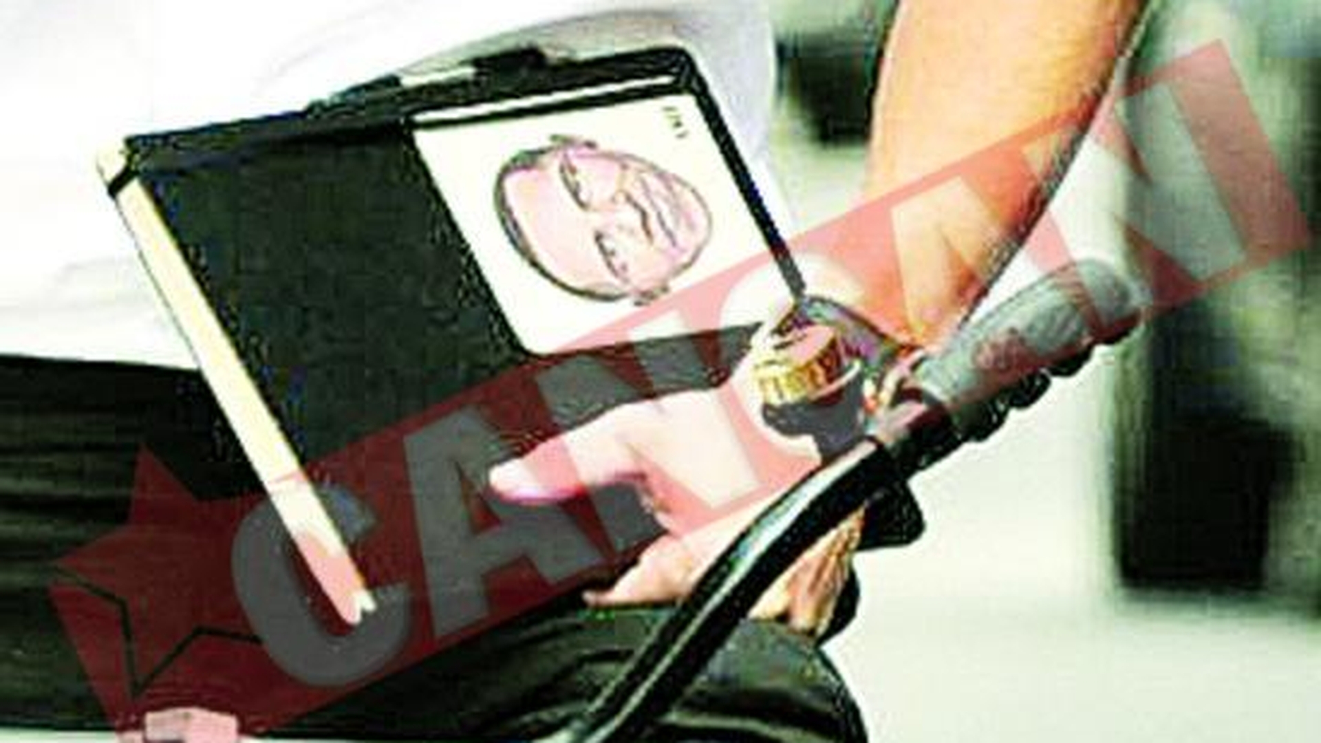 Brad Pitt ii face campanie pe bicicleta lui Obama