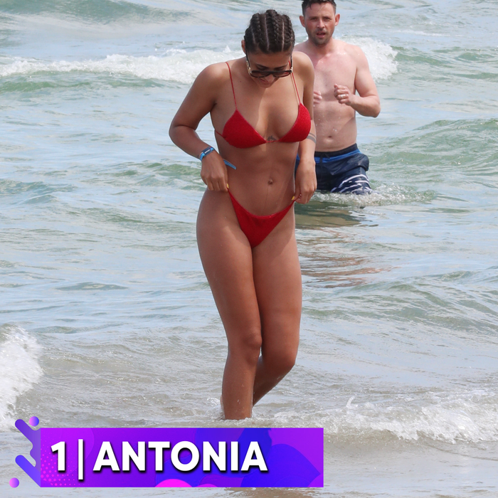 Top 40 cele mai “neastâmpărate” sexy-vedete pe plajă! Nimeni nu se mai “joacă” așa cum o fac ele cu slipul de la costumul de baie
