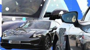 Celebra vloggeriță a apărut în oraș cu un super-elegant Porsche Taycan de 120.000 €. Avem imagini de ultimă oră cu soția cunoscutului dezvoltator imobiliar