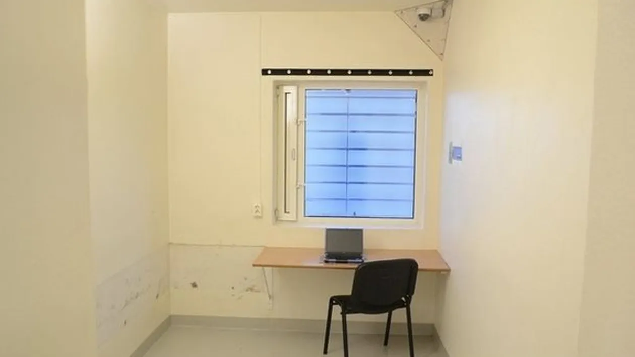 Uite cum arata celula in care va fi inchis macelarul de la Oslo! Breivik are banda de alergat, birou si laptop!