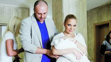 Andreea Antonescu a sarbatorit din plin prima seara departe de fiica sa! S-a cinstit toata noaptea cu sampanie