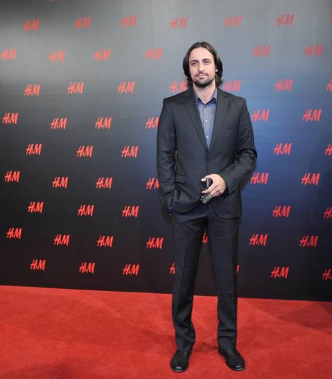 Actorul Denis Ștefan, mesaj pentru cârcotași după ce a fost diagnosticat pozitiv cu COVID-19: ”Am pus și buletinul de analize”