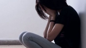 SCANDALOS! Adolescentă bătută cu pumnii și picioarele de mai mulți copii într-un parc din București