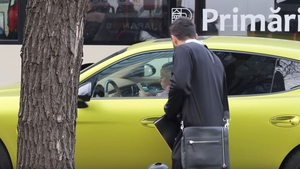 Un preot s-a apropiat de geamul Porsche-ului condus de Anda Adam și i-a cerut bani. Ce a urmat e neașteptat