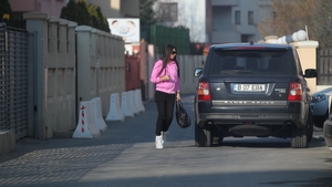 Gravida EBa isi respecta poftele! Uite unde s-a dus, dupa ce si-a ascuns burtica sub un hanorac roz!