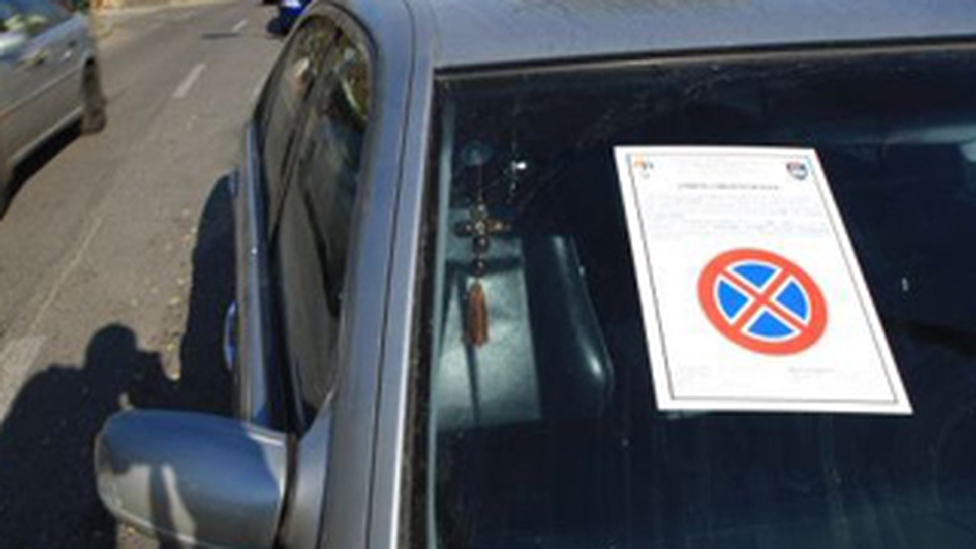 Intamplare rupta din bancurile cu politisti! Au incercat sa ridice un Mercedes parcat ilegal, l-au scapat de pe platforma si au fugit de la fata locului!