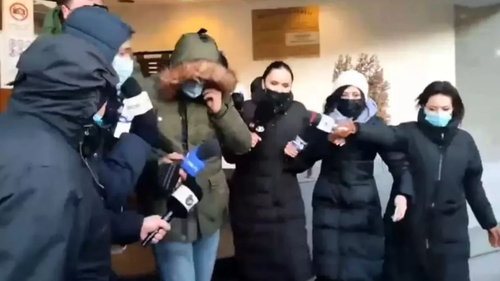 Un nou martor-cheie în cazul Raisei, fetița ucisă pe trecerea de pietoni de un polițist. Avocatul familiei victimei: “Au găsit-o și o vor aduce la audieri”