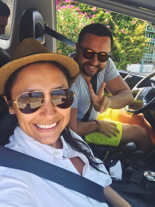 Andra a plâns pentru fetiţa pe care a întâlnit-o în avion şi a cerut ajutorul tuturor să se facă bine: ”Vă rog sa puneţi un gând bun in destinul acestui copil inocent! Incurajaţi-o, rugaţi-vă pentru ea”