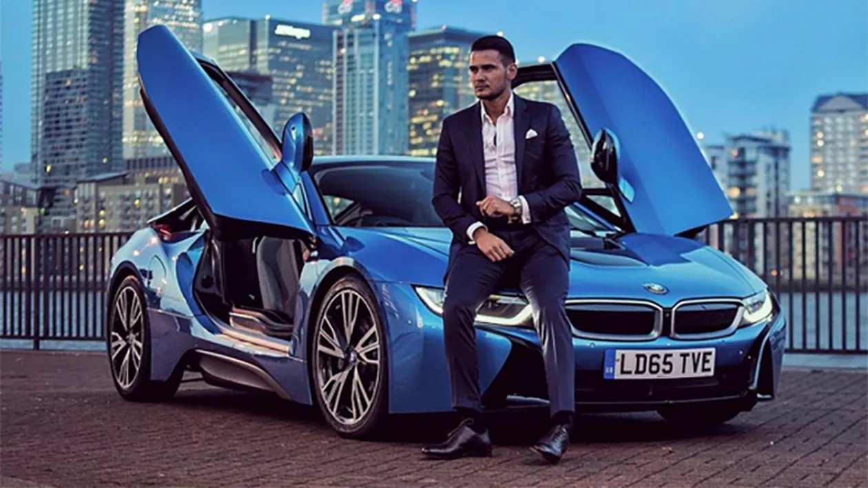 Primele declaraţii ale ”şefului lui Versace”, românul care face aroganţe cu maşini şi ceasuri de peste… 1 milion de euro! Mr Musculo, ”Regele de la Londra”, ”iese la treabă” pe un site de… escorte masculine!