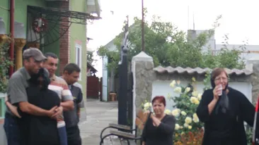 Tatăl Denisei abia se mai ţine pe picioare! A avut nevoie de ajutor ca să-şi întâmpine fiica