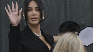 Kim Kardashian, cu un colier de 3 milioane de dolari la procesul pentru jaful de 10 milioane de dolari din Paris