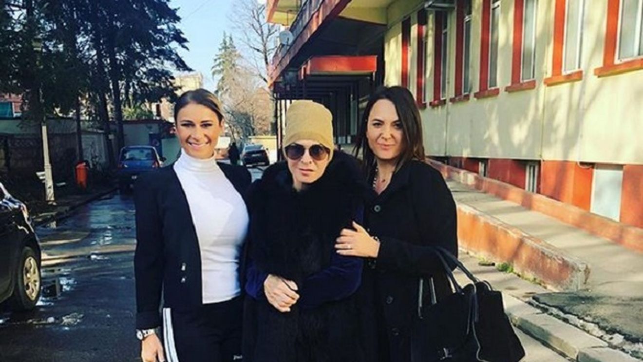 Gestul neaşteptat făcut de Ionela Prodan în prima zi după ce a fost externată! Fiicele sale au avut lacrimi în ochi: "Viaţa i-a dat şi alte şanse". Ce decizie a luat în legătură cu cariera sa