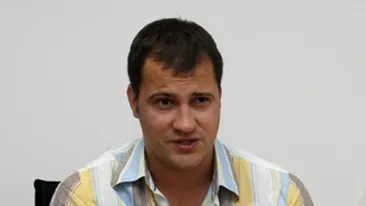 Cheleste, nu mai poate zambi, fruntea ii sta incretita, iar ochii ii sunt inconjurati de cearcane adanci! Vezi cum i-au schimonosit necazurile chipul lui Huidu in ultimul an!