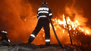 Incendiu puternic în sectorul 5 al Capitalei! O femeie a murit intoxicată cu fum