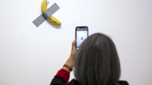 „Comedian”, celebra banană lipită cu bandă adezivă de Maurizio Cattelan, a fost furată dintr-o expoziție din Franța
