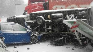 VIDEO / Noi imagini de la carambolul din Cehia! Mai mulţi români, implicaţi în accident au filmat imaginile înfiorătoare de la faţa locului: "Dezastru, frate!"