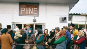 BANC | Pe timpul comuniștilor, coadă mare. Un bărbat îl întreabă pe ultimul: "Pentru ce stați aici?"