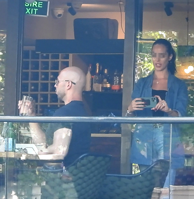 Andrew Cobra Tate, fratele celebrului Tristat Tate, a făcut o ședință foto chiar pe terasa unui restaurant din București