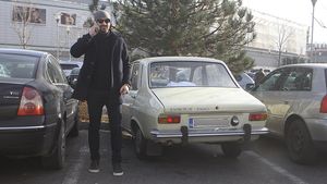 Imagini în premieră! Unul dintre cei mai cunoscuţi chefi din România a renunţat la Range Rover pentru o… ”rablă” de 45 de ani!