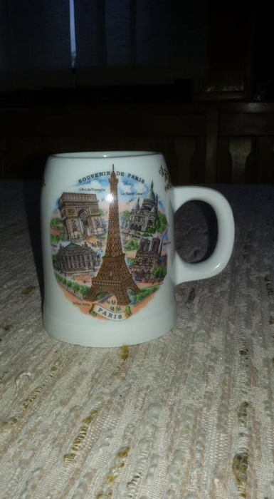 Halbă cu turnul Eiffel