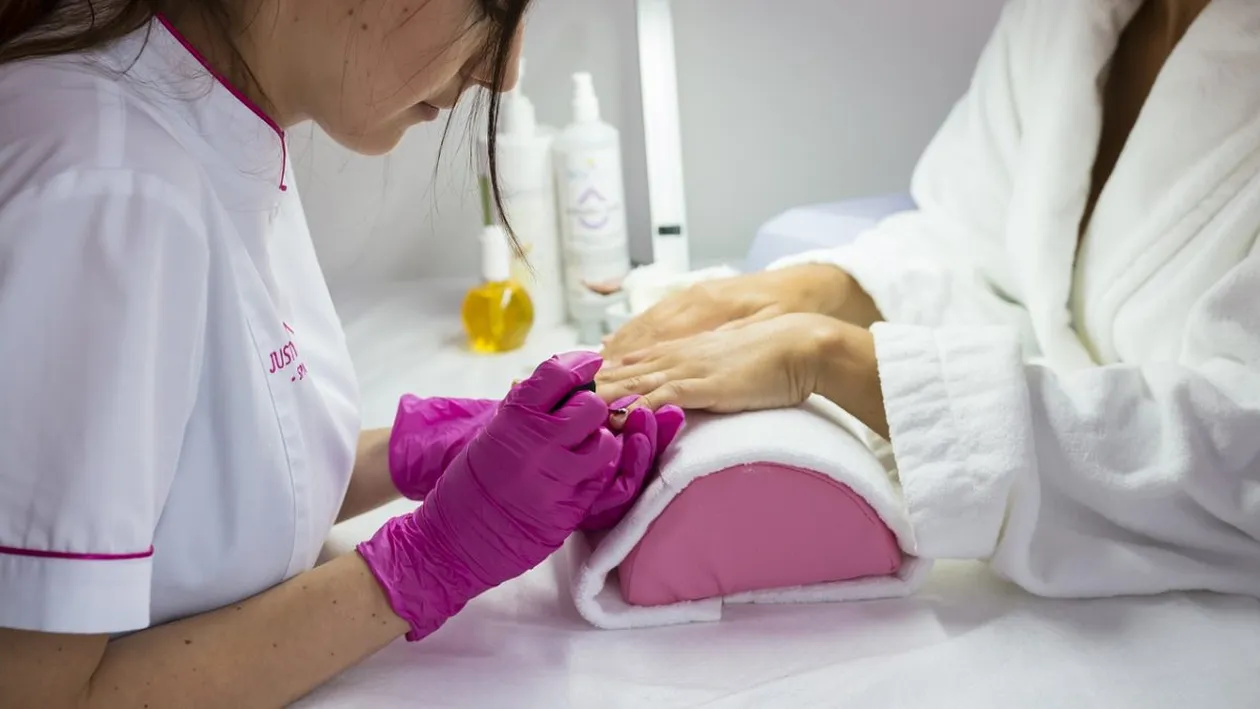 BANCUL ZILEI | O manichiuristă e ”curtată” la locul de muncă de un tip