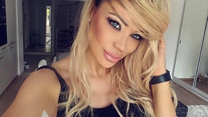 Însărcinată în şase luni, BIANCA DRĂGUŞANU şi-a făcut de cap cu un alt bărbat! L-a lăsat pe VICTOR acasă şi s-a distrat pe manele