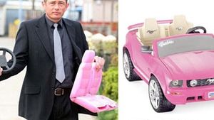 S-a urcat mort de beat la volan si a fost oprit de politie pentru ca sofa o masinuta Barbie!
