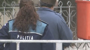 Scandalurile cu poliţişti iau amploare! Poliţistele de la Serviciul Paşapoarte, obligate să-i facă şefei manichiura