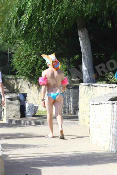 Apariţie incredibilă, pe litoral! Acest bărbat a „furat“ o pereche de bikini şi a ieşit aşa la plajă