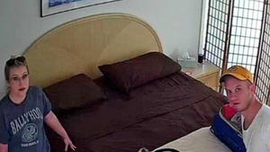 Au închiriat o cameră în vacanţă şi au descoperit că sunt filmaţi pe ascuns! Proprietarul a vrut să vadă cum fac sex