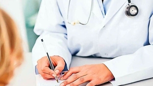 Deși programele de pregătire sunt perimate, unii profesori le interzic rezidenților să audieze prezentările medicilor străini care conferențiază în România