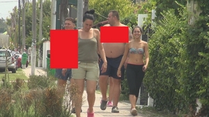 Aparitie BIZARA pe litoral! Doi grasuti au rupt in doua moda! O sa te spargi de ras daca ii vezi cum s-au imbracat!