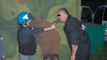 Noi imagini de la antrenamentele trupelor speciale din Cluj. “Mascatii” se ameninta intre ei cu pistoale, cutite si topoare