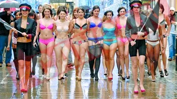 Au defilat in lenjerie intima la Londra