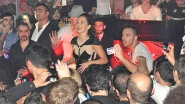 FOTO Sufocată pe ring! Inna s-a înspăimântat de moarte de dragostea pe care i-au arătat-o fanaticii turci