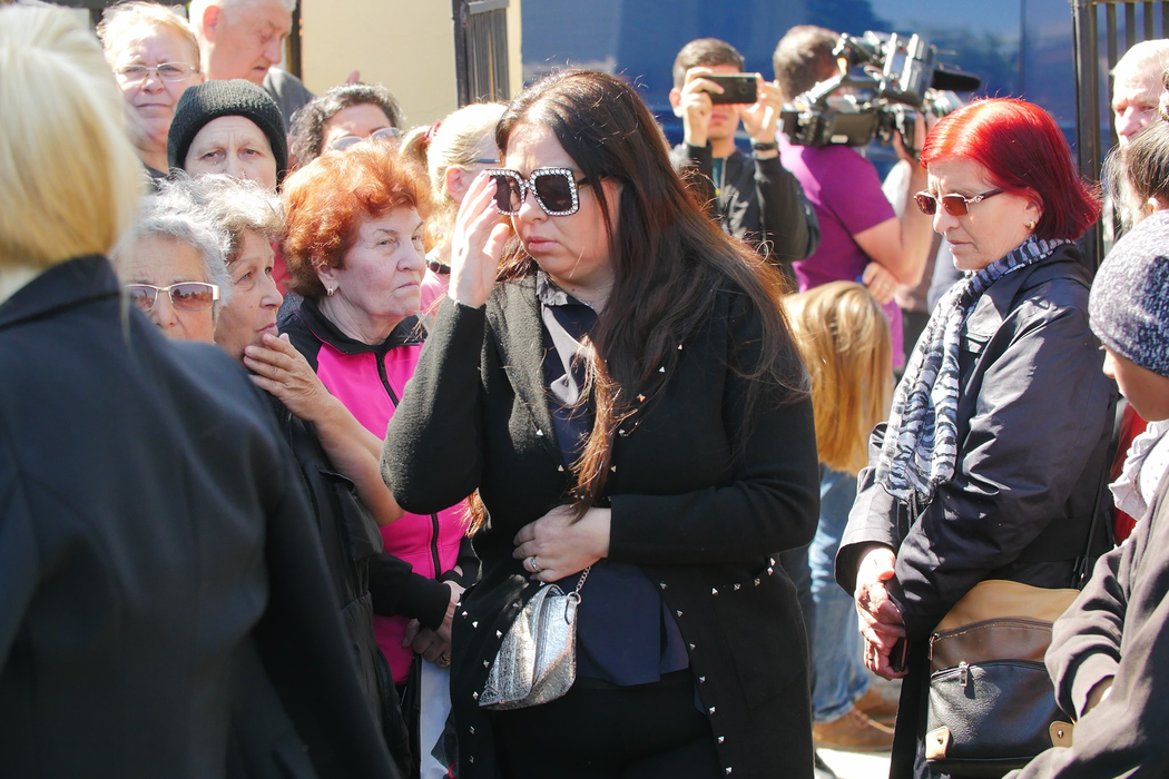 Vica Blochina, Oana Roman, Cătălin Botezatu și Raluca Bădulescu, distruși de durere la înmormântarea lui Răzvan Ciobanu. FOTO EXCLUSIV
