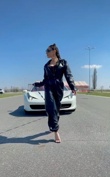 Karmen, criticată dur după ce s-a afișat cu Ferrari-ul 458 Spider, pe care tatăl său îl deține: “Lasă-ne cu superlativul / Ideea e copiată” | VIDEO