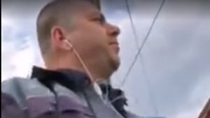 Tupeu incredibil al unui polițist! Era filmat chiar de tânărul șofer în timp ce-și bătea joc de el: ”Dacă iau coronavirus?” / ”Asta e!” Ce s-a întâmplat apoi le întrece pe toate VIDEO