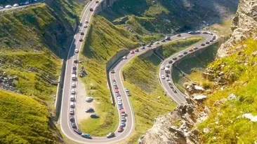 Românii nu se mai potolesc! Ce a putut face o femeie pe Transfăgărăşan este regretabil