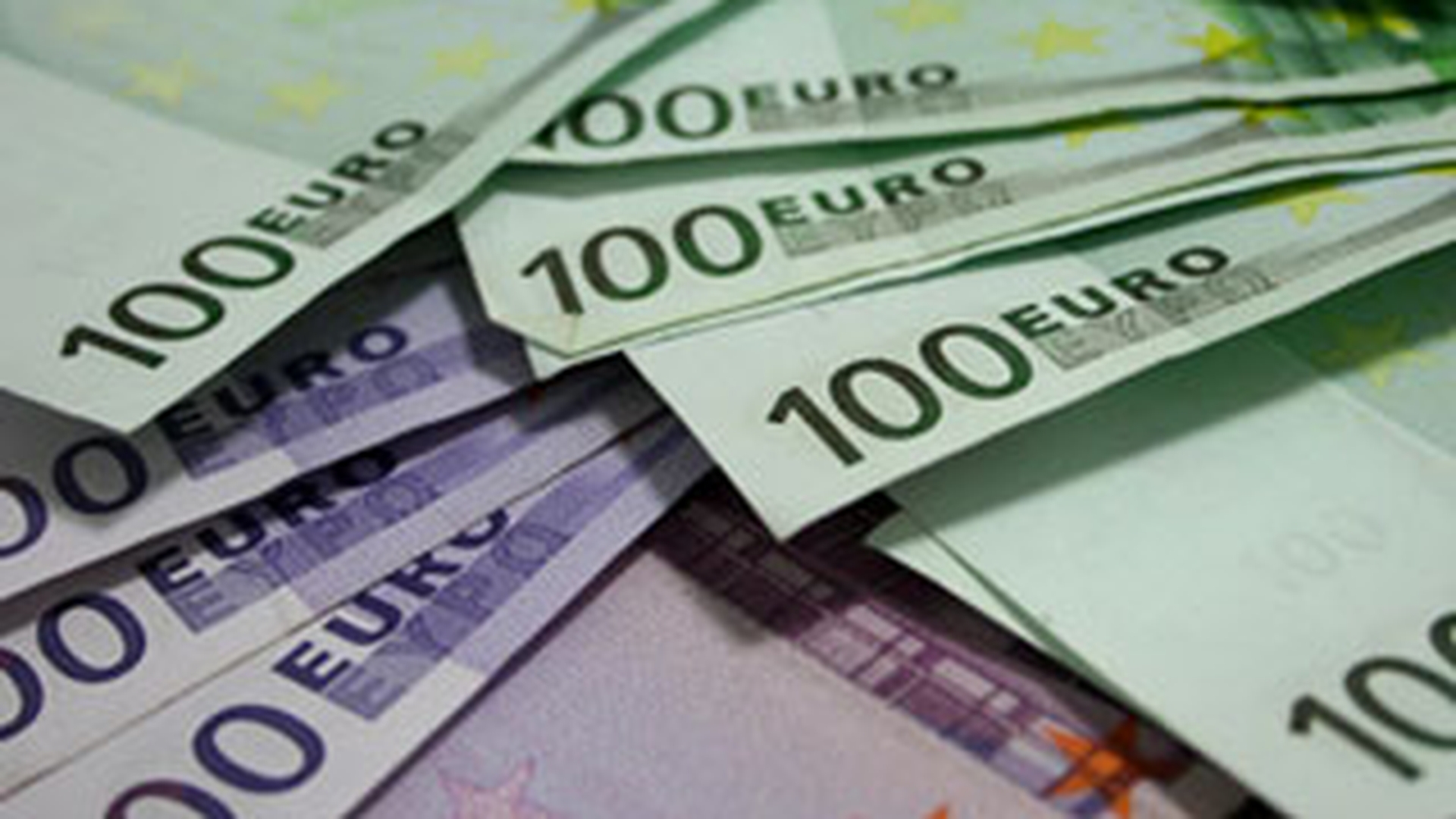 O femeie a fost prinsa in timp ce lua mita 10.000 de euro pentru spatii comerciale in Capitala