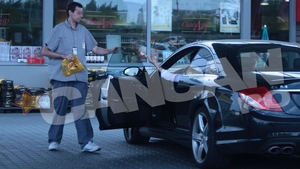 Iubita lui Honorius se simte bine in bolidul lui. Dupa ce a pus benzina, a lasat de cinci ori mai mult bacsis decat se obisnuieste