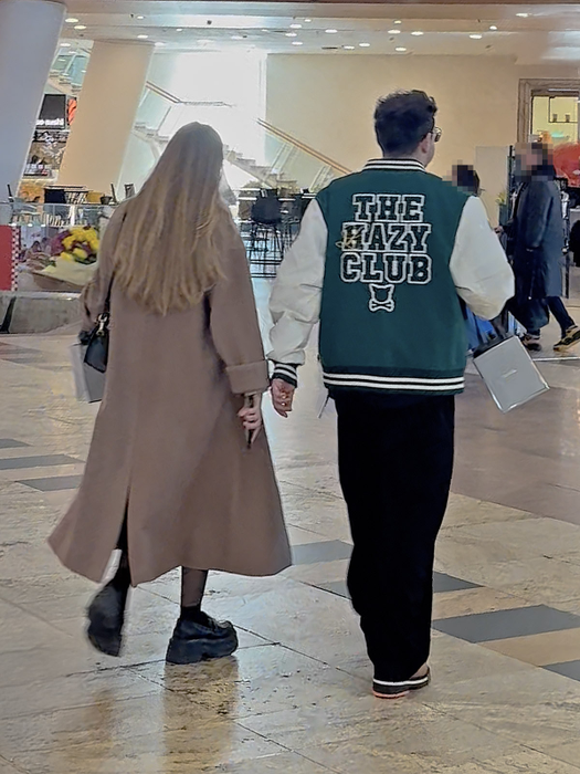 Cuplul a făcut parada modei în mall