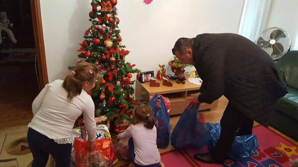 Gemenele măicuţei Nectaria, desfăcând cadourile aduse de naşi