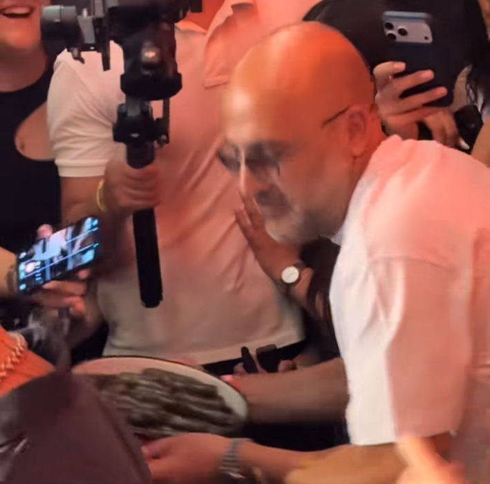 Mahmut Orhan a împărțit sarmale la Nuba! Cel mai viral DJ al momentului a făcut show în Mamaia!