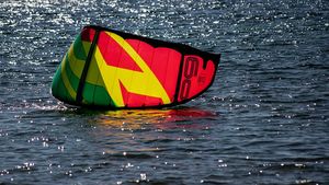Tragedie la Neptun! Un bărbat care făcea kitesurfing a decedat. A pierdut controlul și a căzut în apă