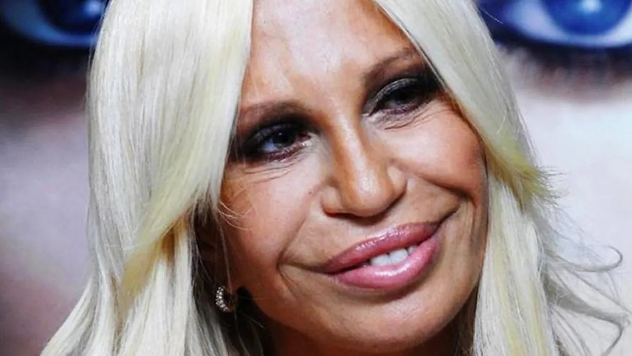 Aparitia BIZARA a Donatellei Versace! La 58 de ani, arata de 80! Operatiile estetice au distrus-o
