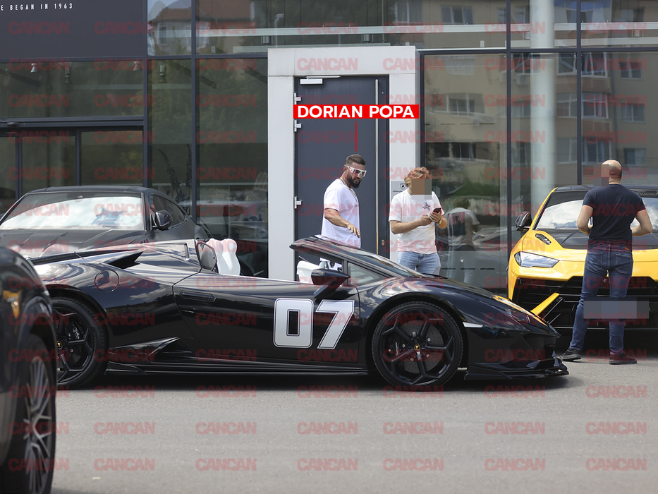 Vloggerul arată către bolidul care a necesitat intervenția mecanicilor specializați (Foto: CANCAN.RO)