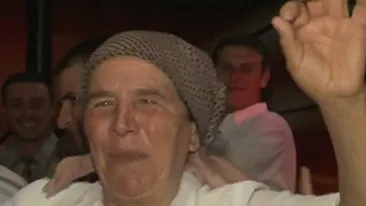 Cea mai noua baba care va face senzatie pe internet! Chiuie la nunta cu ultrasunete pana te scoate din sarite!