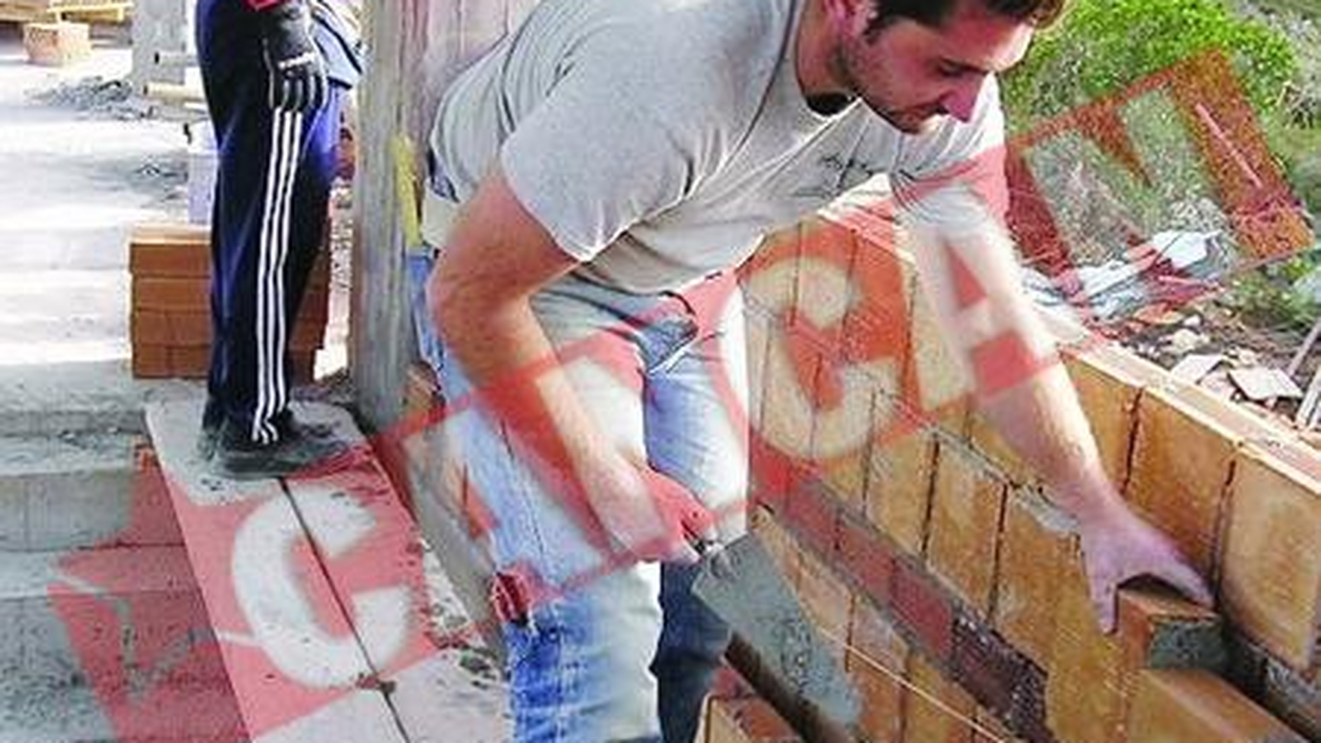 Capsunarii, goniti acasa de criza imobiliara